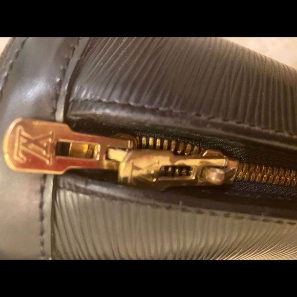 LOUIS VUITTON EPI LEATHER!! - Picture 6 of 7